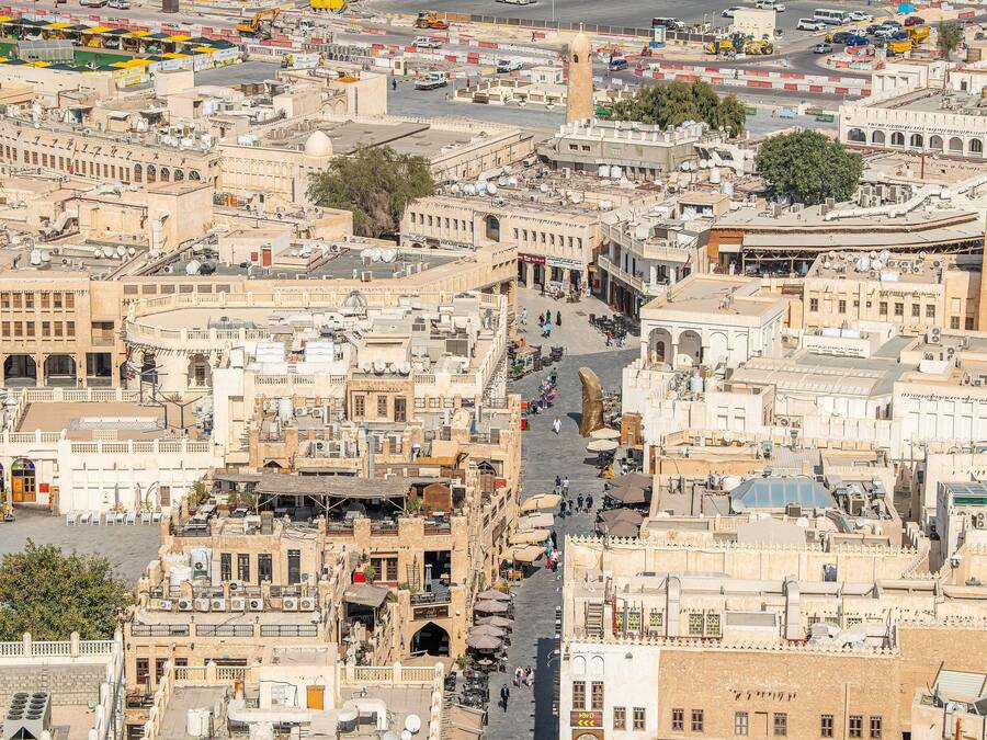 Una zona urbana densamente construida con calles estrechas y arquitectura tradicional.