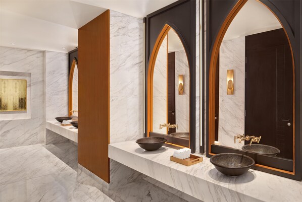 Sauna, hot tub, steam room, body treatments, hydrotherapy, aromatherapy