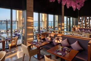 4 restaurantes; se sirve desayuno, almuerzo, cena y brunch