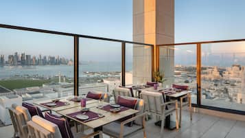 4 restaurantes; se sirve desayuno, almuerzo, cena y brunch