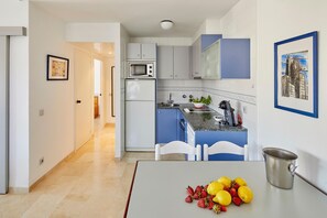 Fridge, microwave, oven, dishwasher - APARTMENT (3 ADULTS + 2 CHILDREN) POOL VIEW (L'Estartit)
