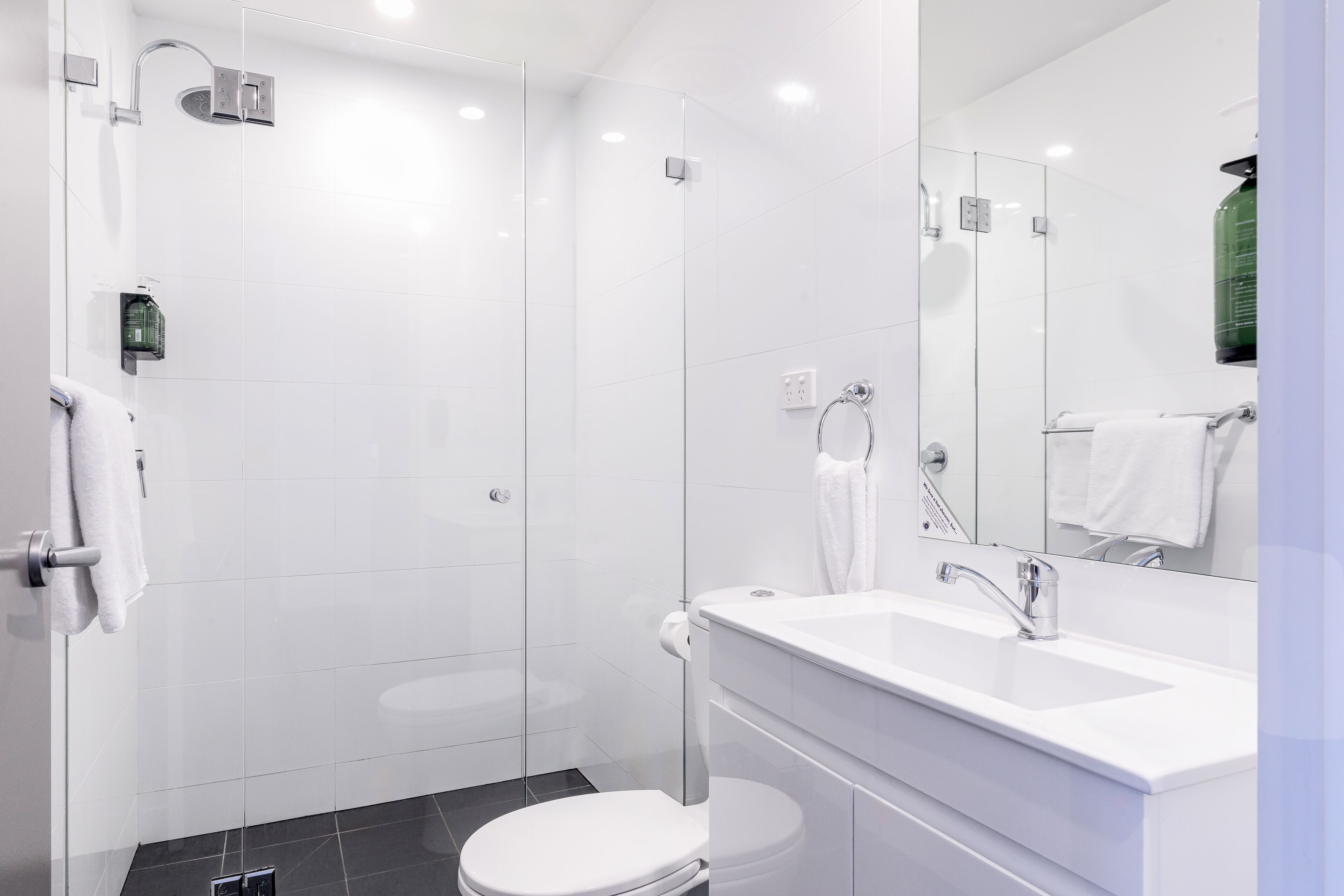 deluxe room, 1 queen bed, non smoking, private bathroom | bathroom | shower, rainfall showerhead, free toiletries, hair dryer