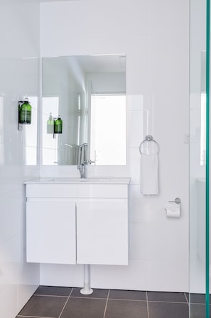 Habitación Deluxe, 1 cama matrimonial, para no fumadores, baño privado | Baño | Regadera, regadera tipo lluvia, amenidades de baño gratuitas