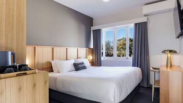 Deluxe kamer, 1 kingsize bed, niet-roken, privébadkamer | Pillowtop-bedden, een kluis op de kamer, geluiddichte muren, gratis wifi