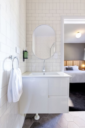 Deluxe Room, 1 King Bed, Non Smoking, Private Bathroom | Bathroom