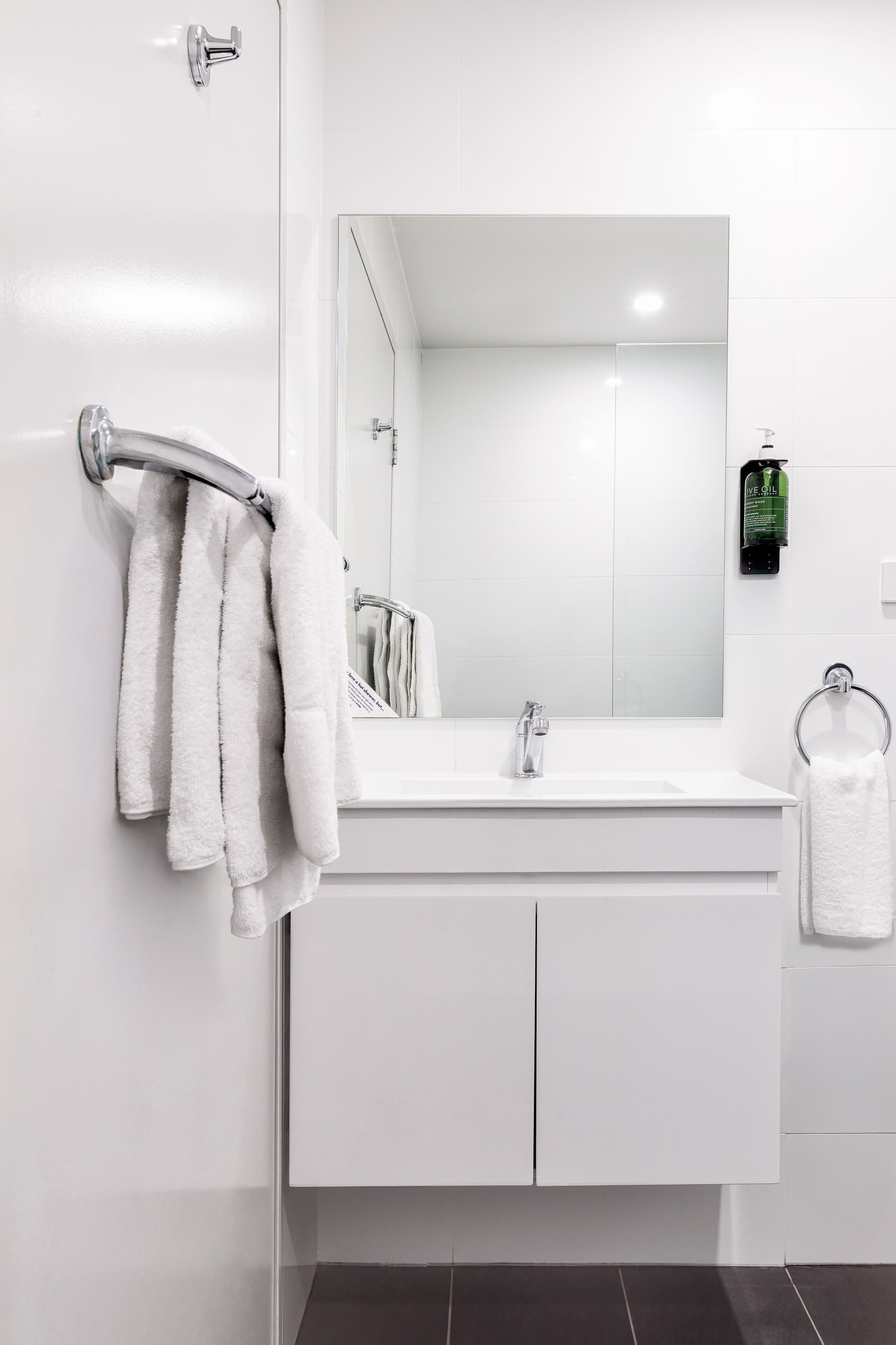 deluxe room, 1 queen bed, non smoking, private bathroom | bathroom | shower, rainfall showerhead, free toiletries, hair dryer