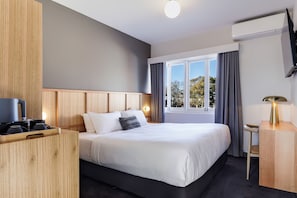 Habitación Deluxe, 1 cama King size, para no fumadores, baño privado | Camas con pillow-top y caja de seguridad en la habitación