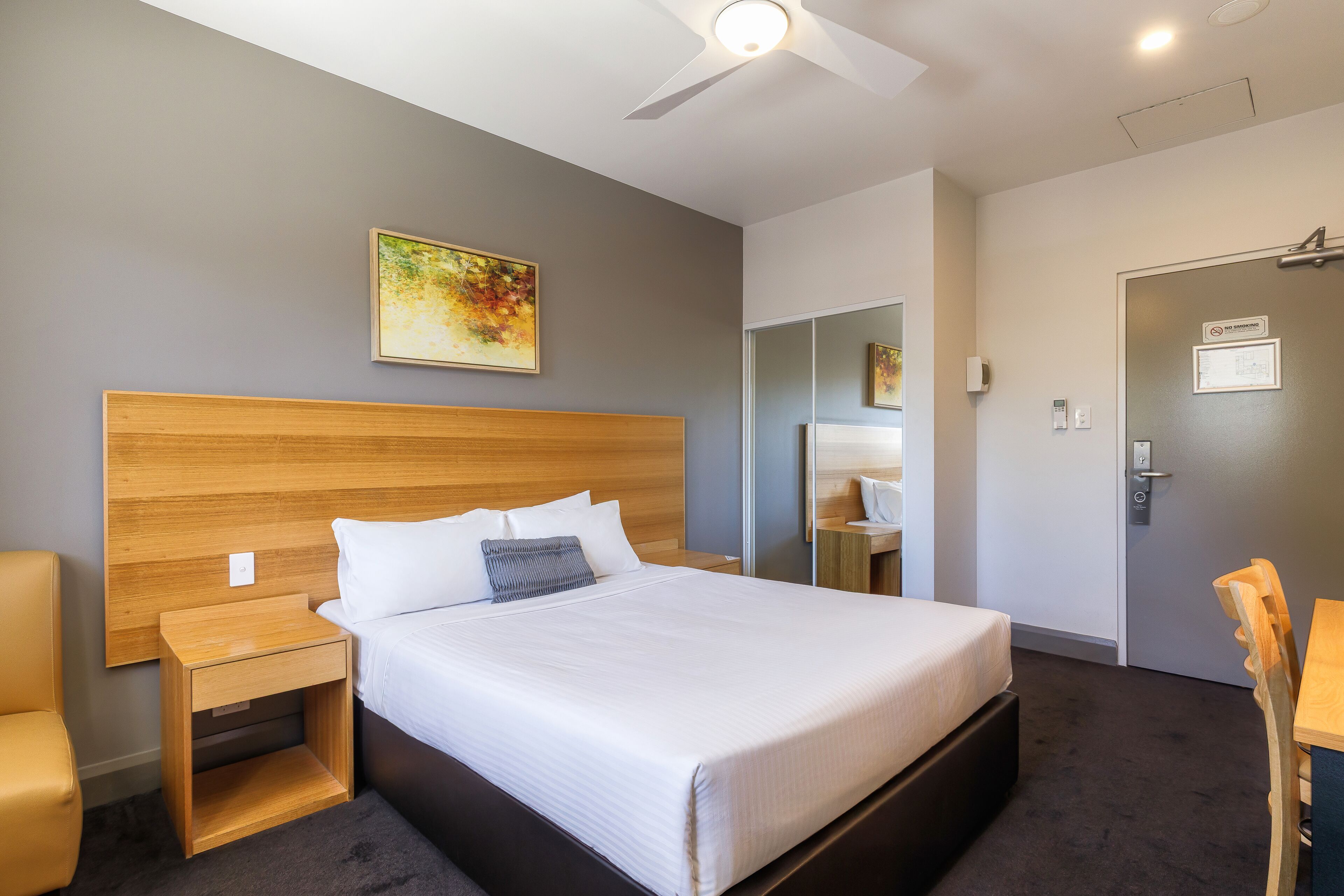 deluxe room, 1 queen bed, non smoking, private bathroom | pillow-top beds, in-room safe, soundproofing, free wifi