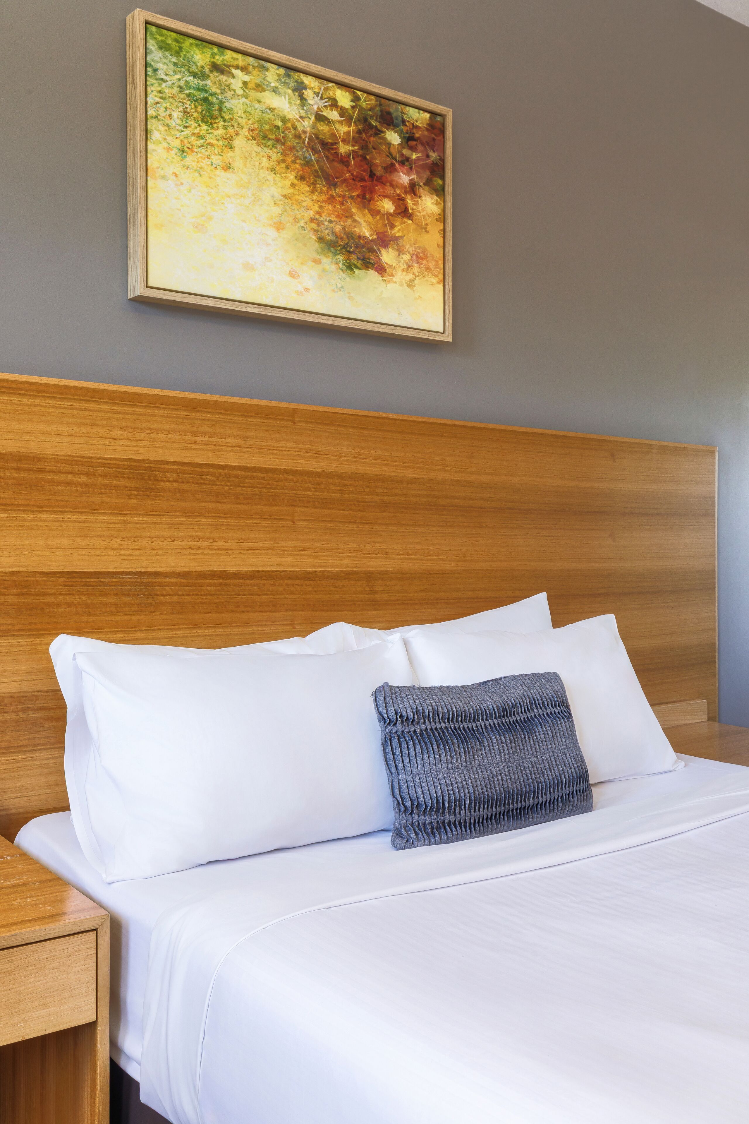 deluxe room, 1 queen bed, non smoking, private bathroom | pillow-top beds, in-room safe, soundproofing, free wifi