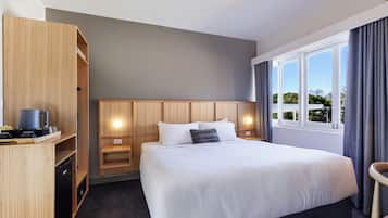 Deluxe Room, 1 King Bed, Non Smoking, Private Bathroom | Pillowtop beds, in-room safe, soundproofing, free WiFi