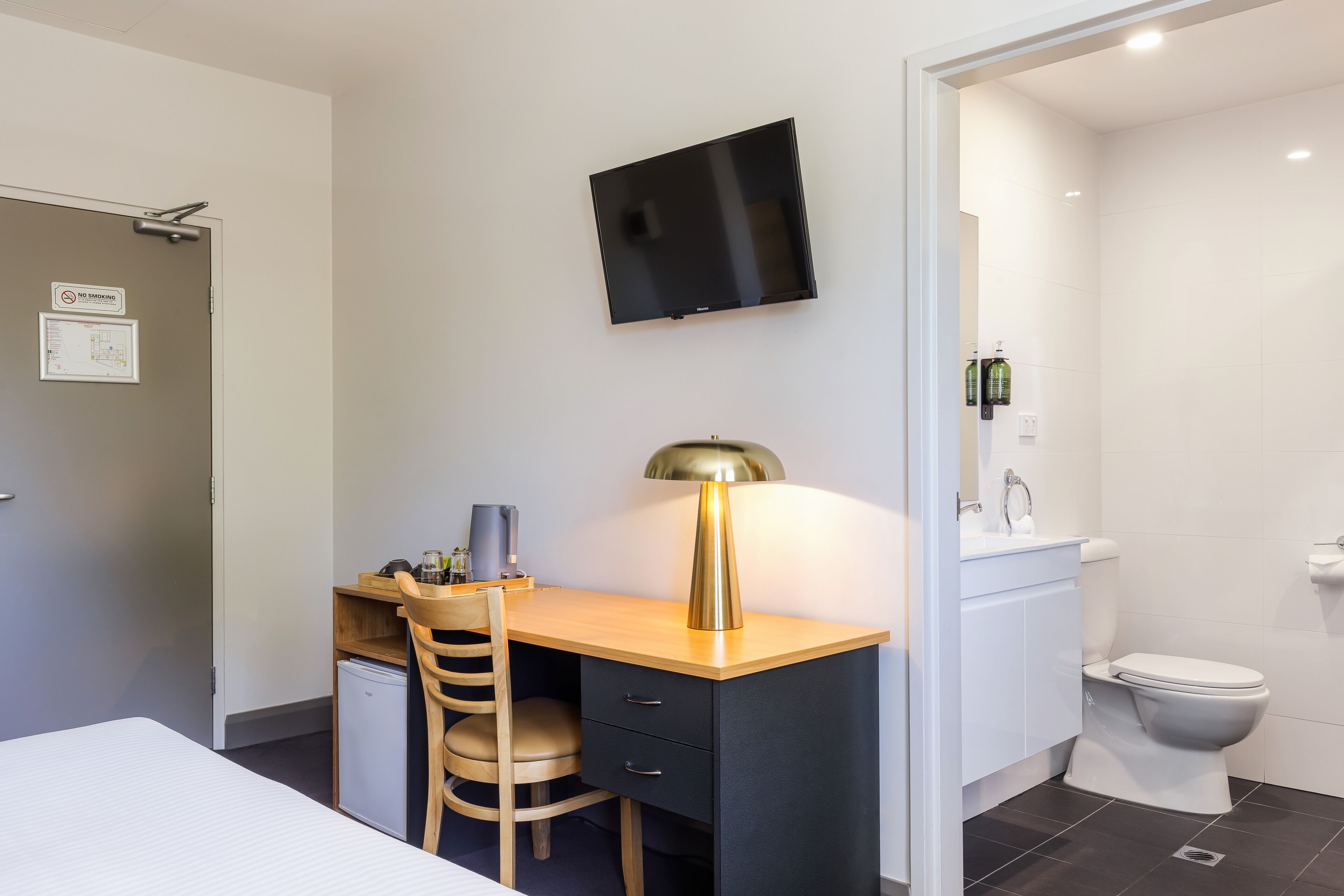 deluxe room, 1 queen bed, non smoking, private bathroom | pillow-top beds, in-room safe, soundproofing, free wifi