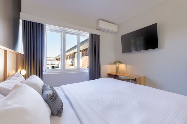 Habitación Deluxe, 1 cama King size, para no fumadores, baño privado | Camas con pillow-top y caja de seguridad en la habitación