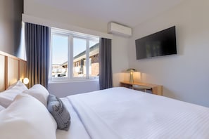 Habitación Deluxe, 1 cama King size, para no fumadores, baño privado | Camas con pillow-top y caja de seguridad en la habitación
