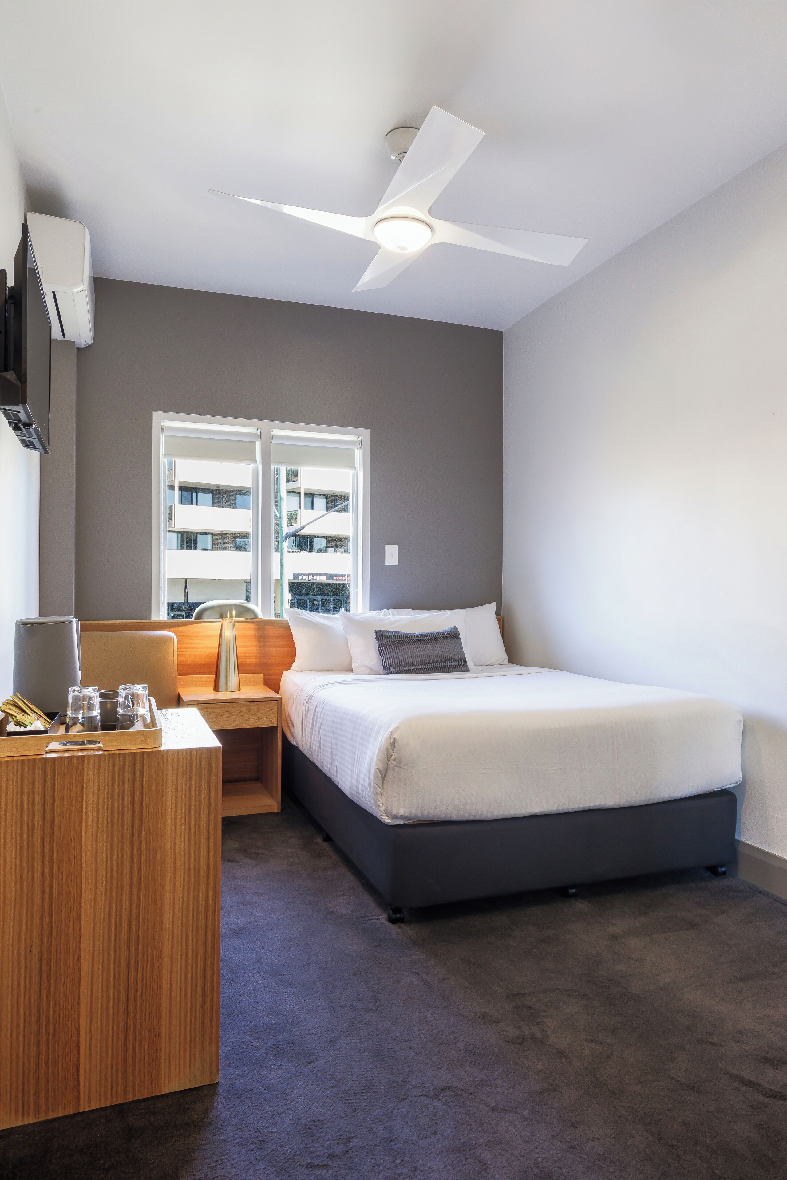 deluxe room, 1 double bed, non smoking, private bathroom | pillow-top beds, in-room safe, soundproofing, free wifi