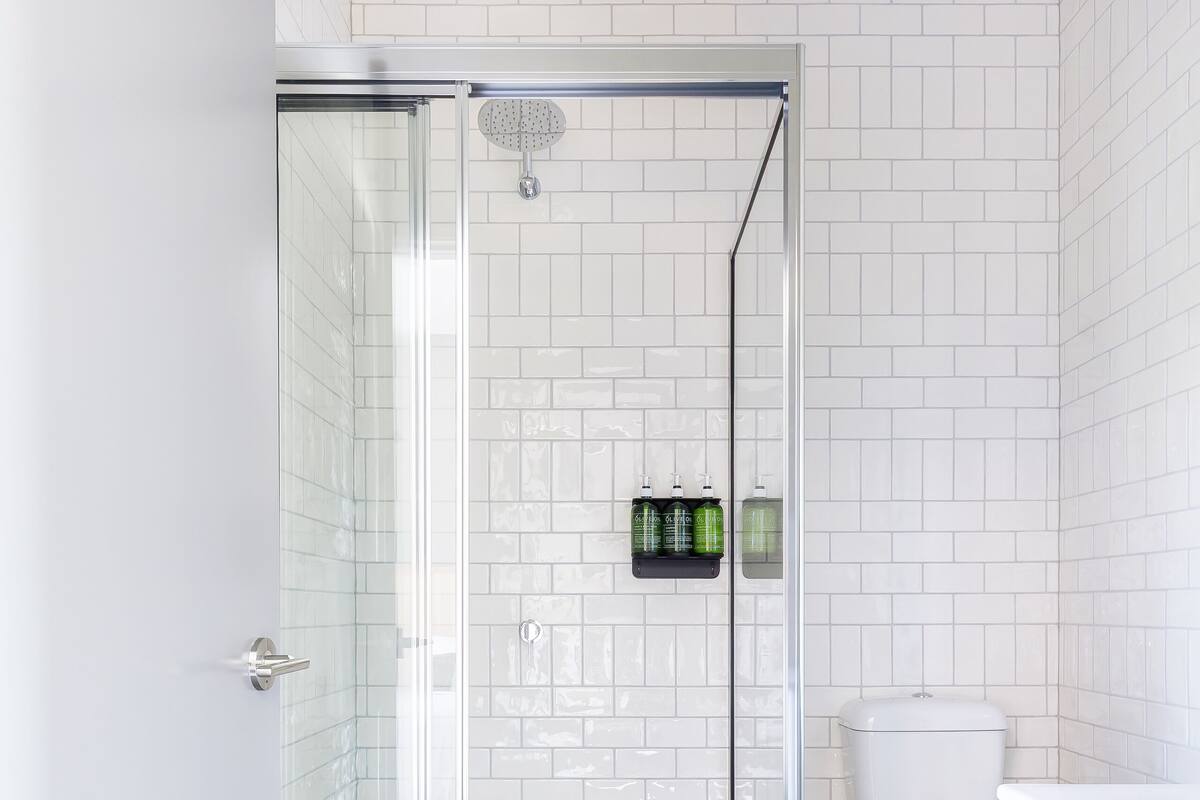 deluxe room, 1 king bed, non smoking, private bathroom | bathroom | shower, rainfall showerhead, free toiletries, hair dryer