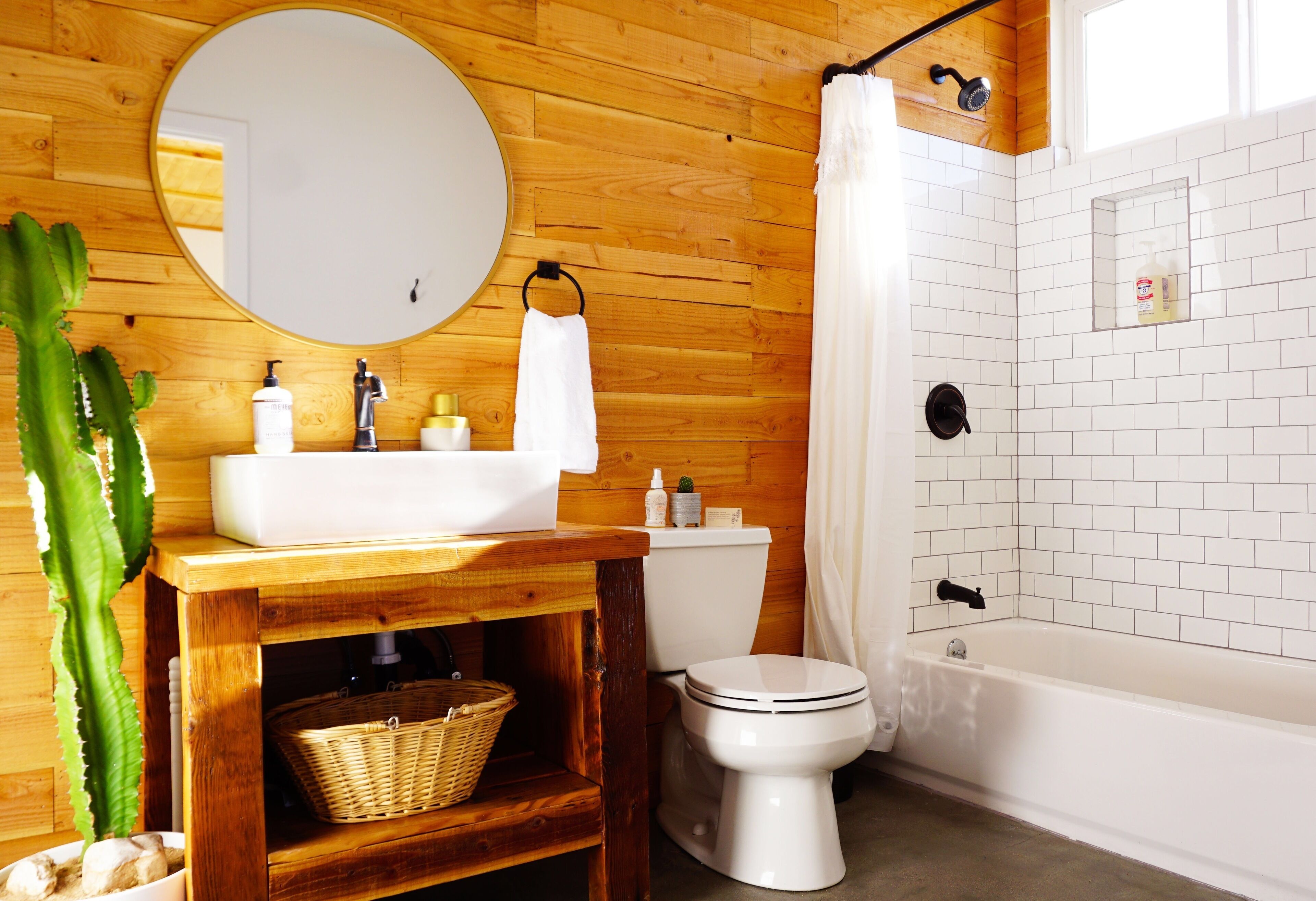 Combined shower/tub, hair dryer, towels, soap