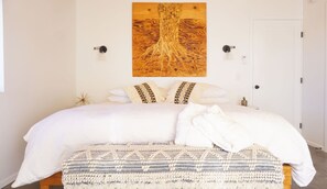 2 bedrooms, in-room safe, WiFi, bed sheets - The Sunset Road House (Hot Tub! Hammocks! Fireplace!) (Landers)