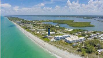 Accommodatie ligt op het strand, ligstoelen, strandlakens