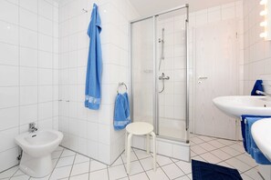 Shower, hair dryer - Vacation apartment Sonnendeck im Gastfeld - Holiday apartment Sonnendeck (Werdum)