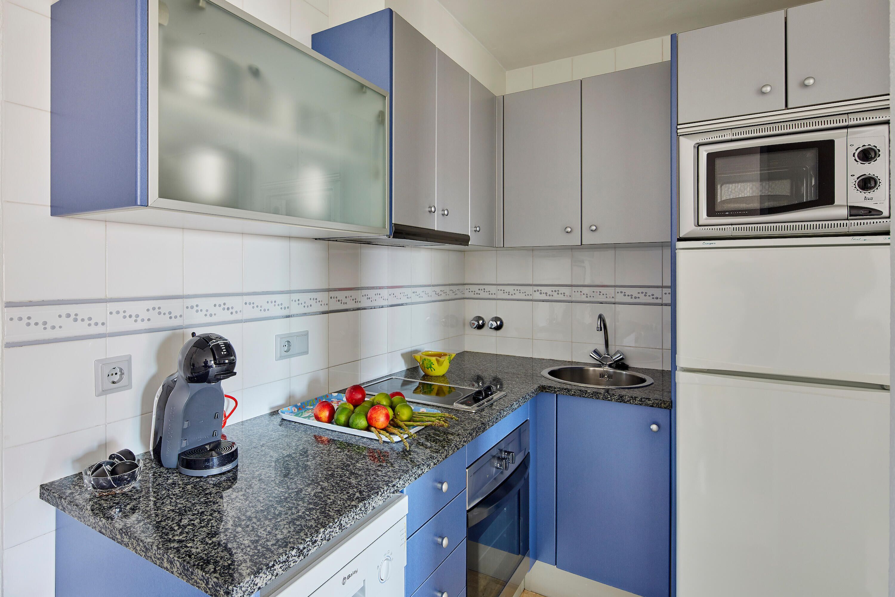 Kylskåp, mikrovågsugn, ugn och diskmaskin