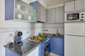 Kjøleskap, mikrobølgeovn, ovn og oppvaskmaskin