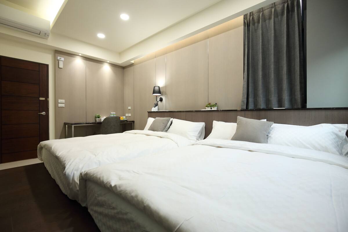 舒適四人房, 2 張標準雙人床, 城市景觀 | 高級寢具、羽絨被、Select Comfort 床墊、書桌