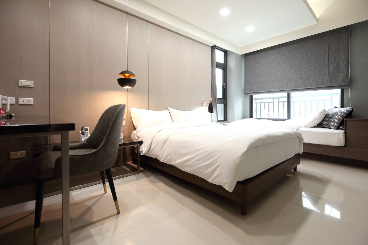 舒適三人房, 多張床, 城市景觀 | 高級寢具、羽絨被、Select Comfort 床墊、書桌