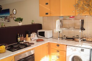 Mikroaaltouuni, kahvin-/teenkeitin, keittoastiat/astiat/ruokailuvälineet