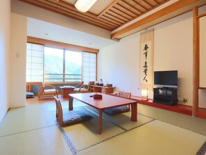 Habitación tradicional | Caja fuerte, cortinas opacas, wifi gratis y ropa de cama