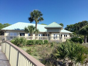 Property grounds - SHIPYARD - WALK TO BEACH & STEPS TO POOL.  Bright corner unit & golf course view (Hilton Head Island)