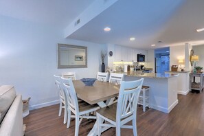 Dining - SHIPYARD - WALK TO BEACH & STEPS TO POOL.  Bright corner unit & golf course view (Hilton Head Island)