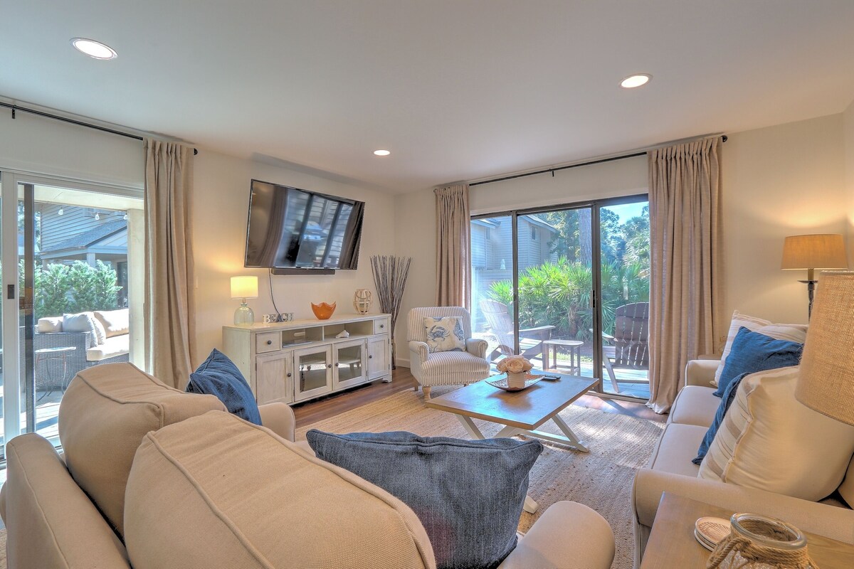 8 MINUTE WALK TO BEACH & STEPS TO POOL. Bright corner unit & golf course view