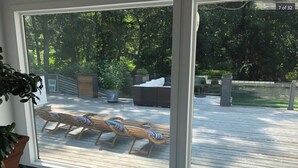Una terrazza con poltrone da relax e un braciere.