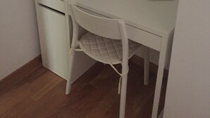 A compact white desk with a fan, a small shelf with plants, and a compact white chair. - Apartment in town centre,beautiful and quiet,ideal for families and couples (Zagreb)