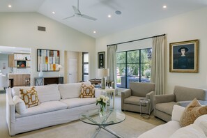 Smart TV, fireplace, books, stereo