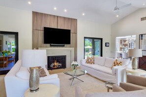 Una Smart TV, una chimenea, libros, un reproductor estéreo