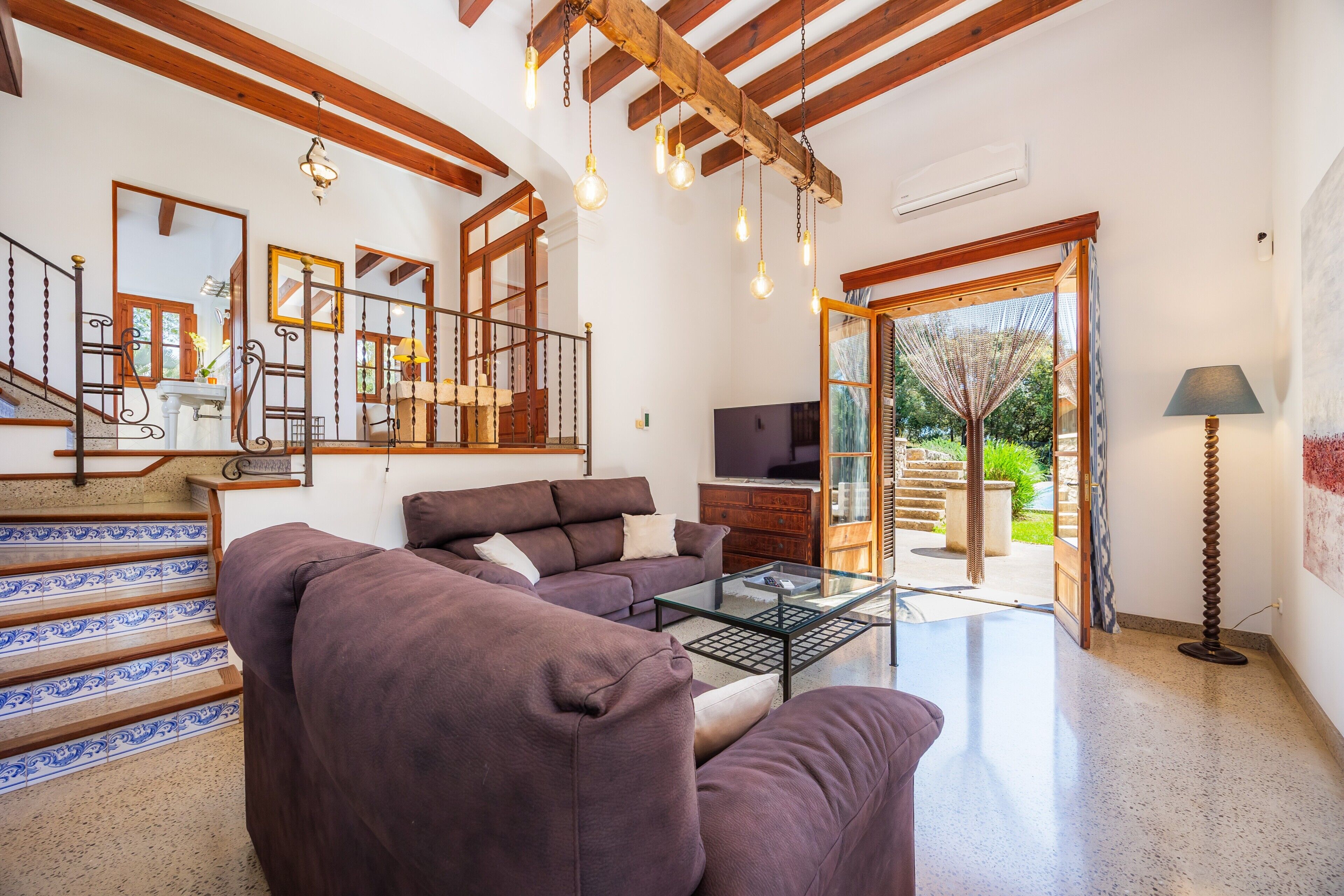 Televisie, een open haard en een tafeltennistafel