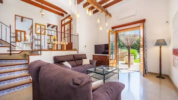 Televisie, een open haard en een tafeltennistafel