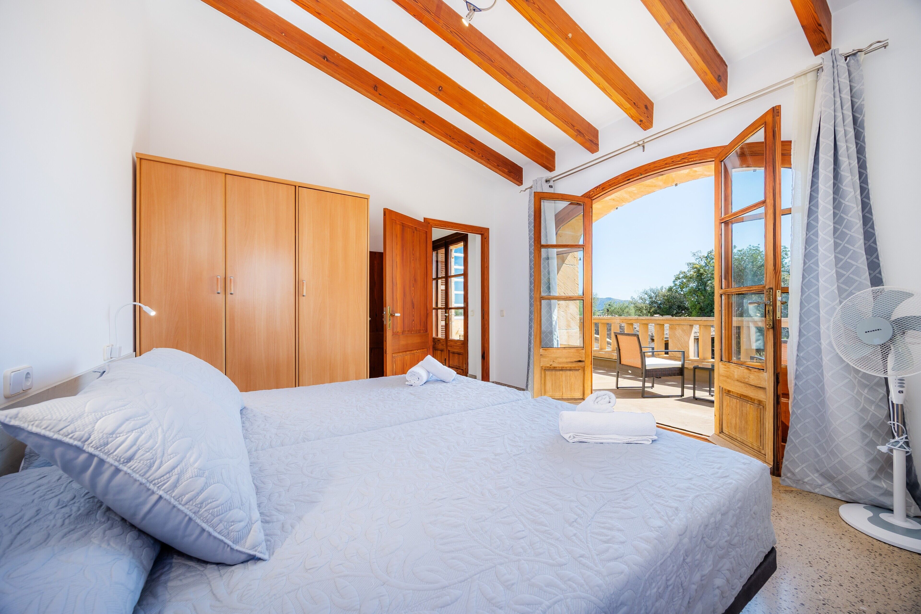 3 slaapkamers, een strijkplank/strijkijzer, gratis wifi, beddengoed