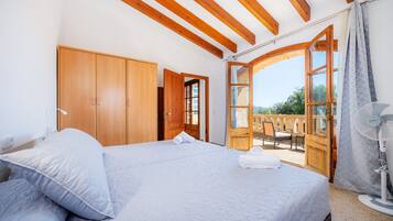 3 slaapkamers, een strijkplank/strijkijzer, gratis wifi, beddengoed