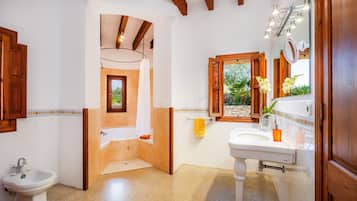 Een bad, gratis toiletartikelen, een haardroger, handdoeken