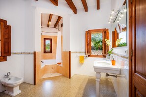 Bañera, artículos de higiene personal gratuitos y secador de pelo