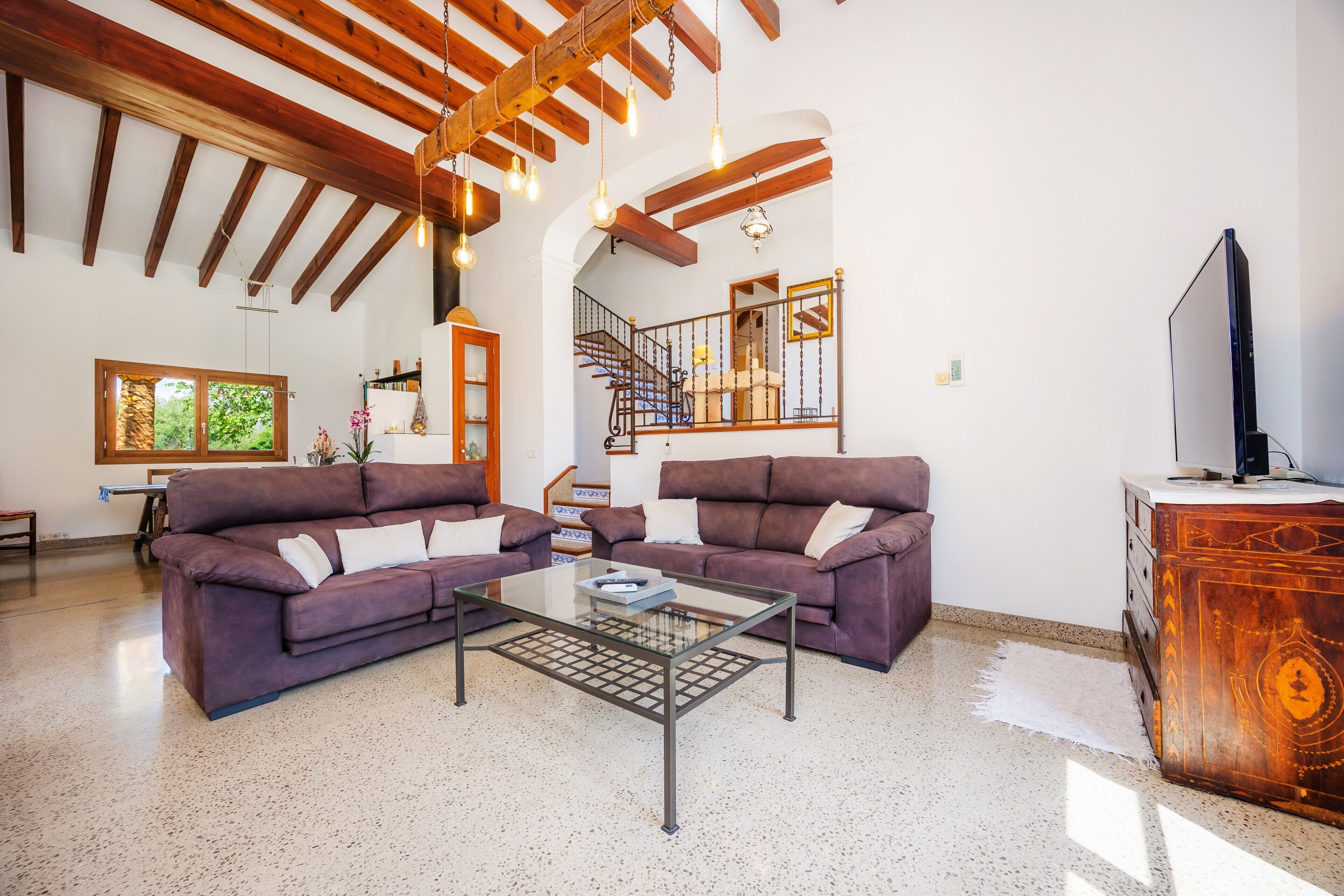 Televisie, een open haard en een tafeltennistafel