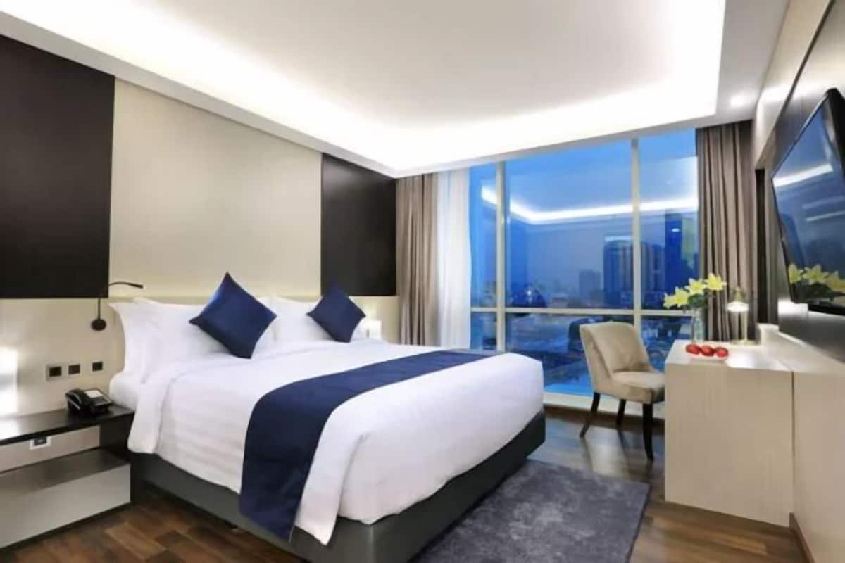 Luxe beddengoed, een minibar, een kluis op de kamer, een bureau