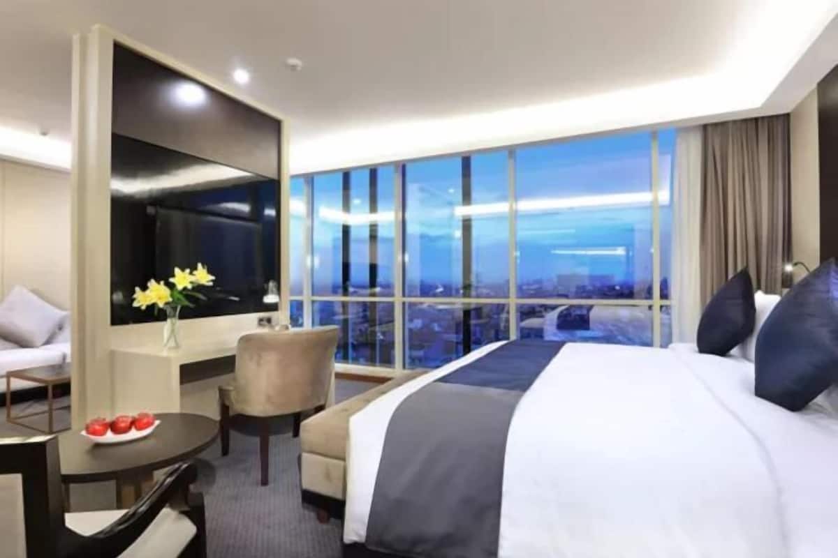 Luxe beddengoed, een minibar, een kluis op de kamer, een bureau