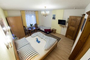 2 bedrooms, desk, WiFi, bed sheets