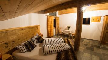 2 bedrooms, desk, WiFi, bed sheets