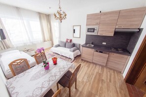 Un apartamento moderno con comedor, cocina y sala de estar.