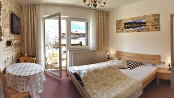 2 bedrooms, desk, WiFi, bed sheets