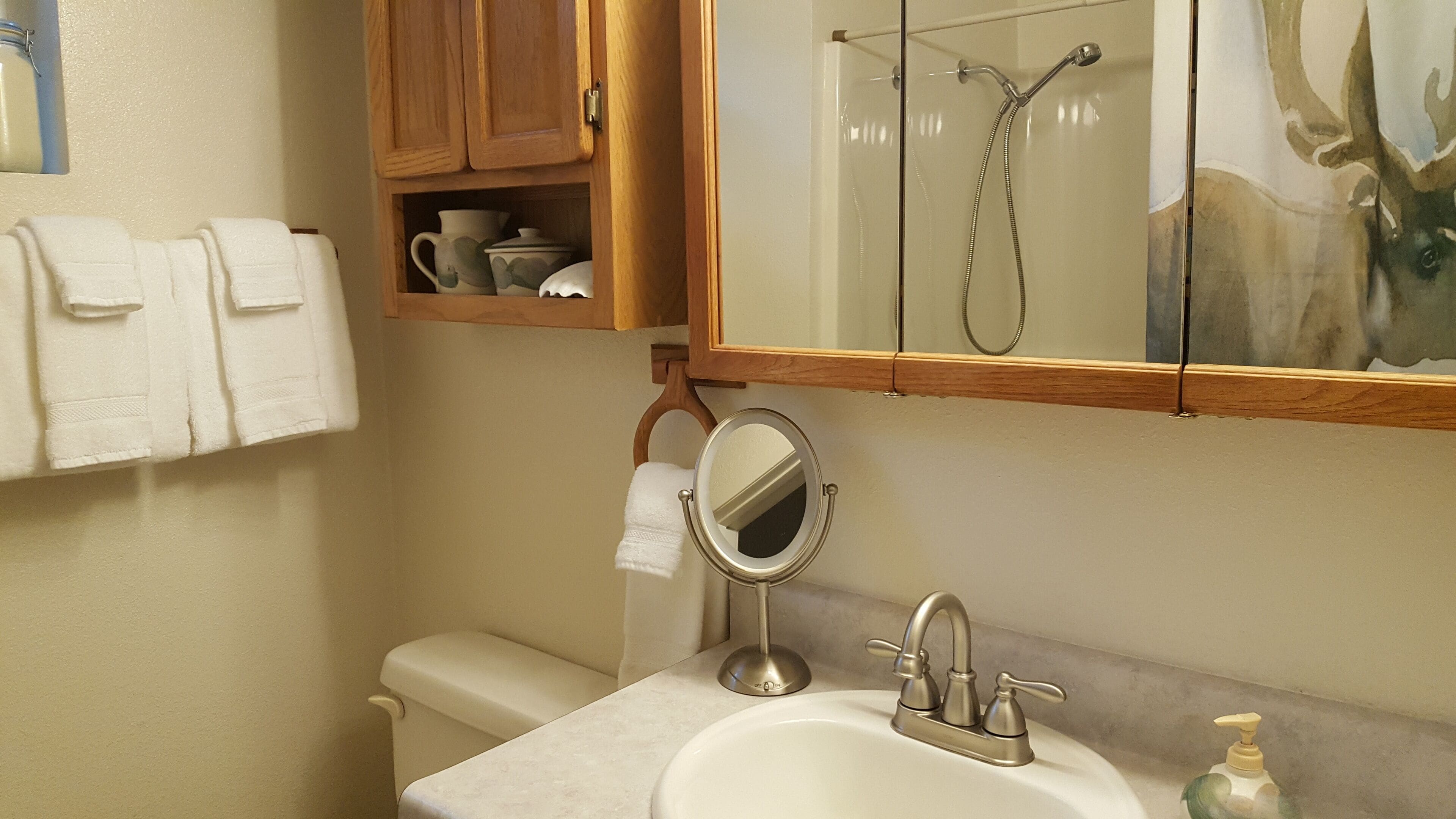 Duschwanne, umweltfreundliche Kosmetikartikel, Haartrockner, Handtücher